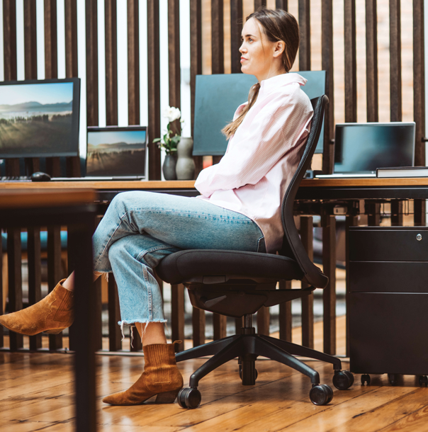 Konfurb Luna Black Mesh Back Chair